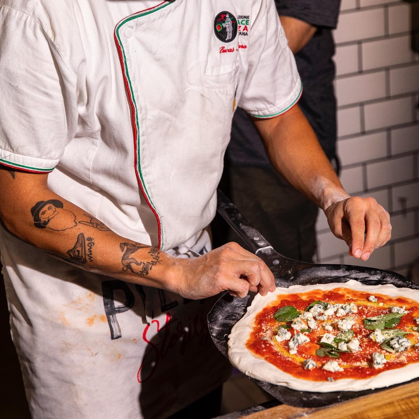 Chef pizzaiolo da Vecchio Napoletana preparando uma pizza